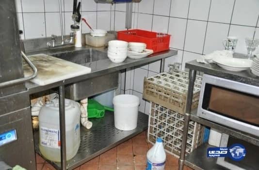 إتلاف 4708 كلغم مواد غذائية فاسدة وتحرر 1600 مخالفة في القطيف