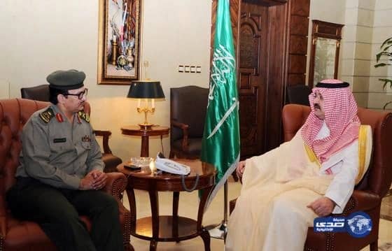 سمو محافظ جدة يطلع على عربة التعريف بخدمة "أبشر" المتنقلة