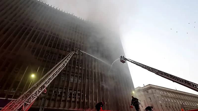 حريق سنترال رمسيس يشل الإنترنت والبورصة في مصر وخسائر بشرية ومصرفية واسعة.. صور