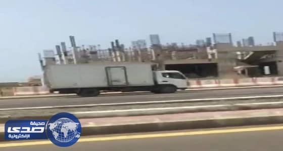 بالفيديو.. مرور جازان يطيح بقائد مركبة يعكس حركة المرور