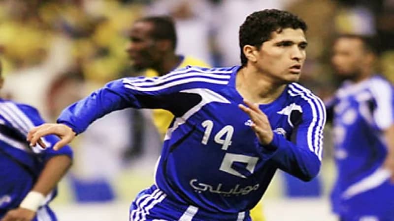 طارق التائب يطبع تيشيرت خاص بالهلال في أحدث ظهور له .. فيديو