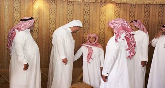 اللواء منصور الشدي ينقل تعازي وزير الداخلية لأسرة الشهيد مجزع الشمري