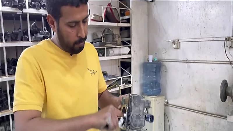 بالفيديو.. ميكانيكي سعودي يكسر القاعدة بالجمع بين الوظيفة وهوايته