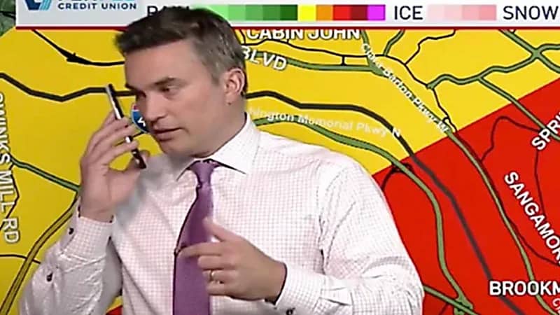 مذيع أمريكي يتصل بعائلته على الهواء ليحذرهم من إعصار