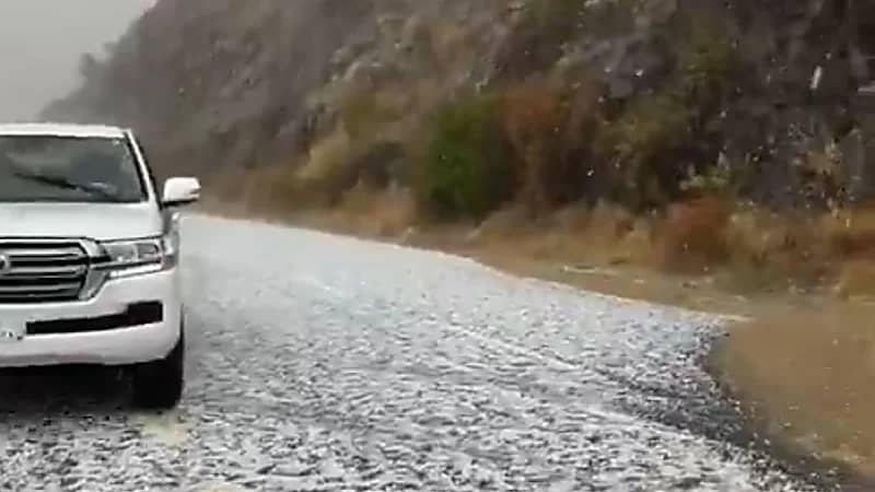 جبال السودة تكتسي بالبياض .. فيديو