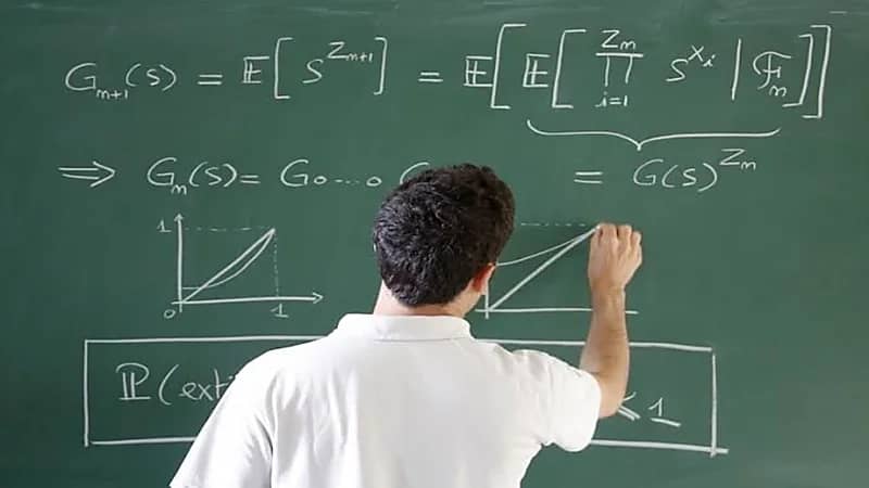 طالبة تحاول الاعتداء على أستاذ جامعي بسلاح أبيض أثناء المحاضرة 