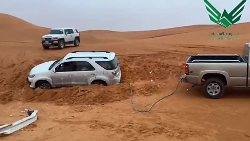 بالفيديو.. لحظة إخراج مركبة عالقة بالرمال في الرياض
