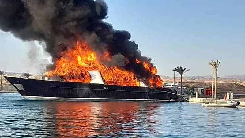 السيطرة على حريق مفاجئ بمركب وإنقاذ 29 شخصًا في البحر الأحمر