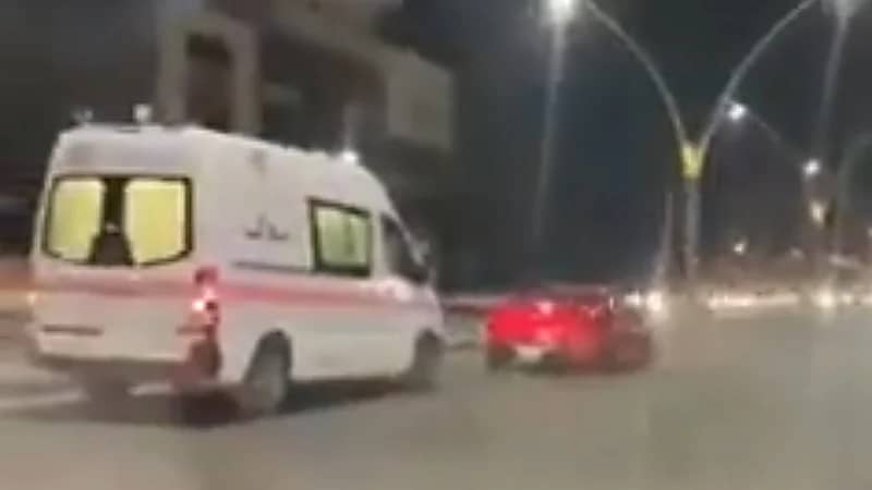 شاهد.. قائد مركبة يعرقل مرور سيارة إسعاف عمدا بالعراق