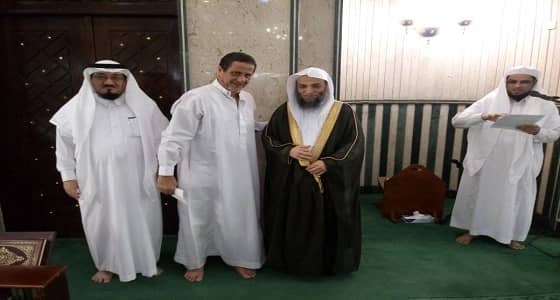 إمام الحرم المكي يكرم حفاظ وحافظات خيركم