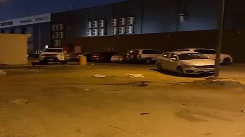 بالفيديو.. إغلاق مكاتب لتأجير السيارات حولت الارتدادات الخلفية إلى ورش بالرياض