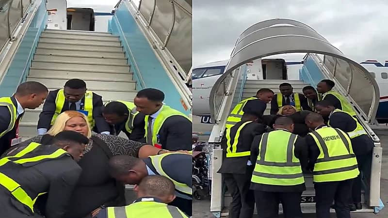 امرأة ضخمة تطلب من موظفي المطار حملها للصعود إلى الطائرة.. فيديو