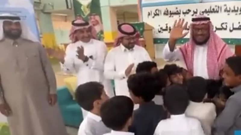 بالفيديو.. ردة فعل مؤثرة لطلاب معلم خلال إلقاء كلمته الوداعية بمجمع السويدية التعليمي
