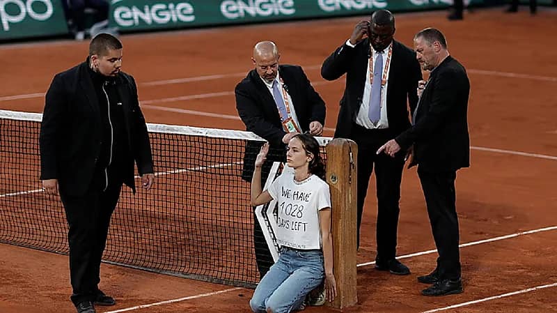 امرأة تربط نفسها في الشبكة وتقتحم مباراة بطولة فرنسا المفتوحة للتنس !