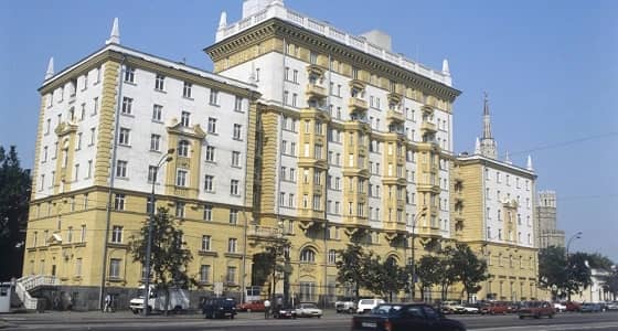 روسيا ترد بالمثل.. الإطاحة بالعلم الأمريكي من أعلى مبنى القنصلية