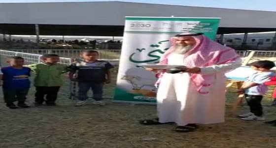 بالفيديو.. معلم يشرح لطلابه " حرف الخاء " بسوق الأغنام بمحايل