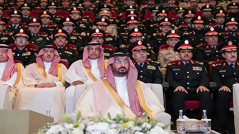 وزير الحرس الوطني يرعى حفل تخريج دفعة برنامجي القيادة والأركان والدراسات العسكرية.. صور