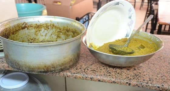 بالصور.. ضبط مخالفات صحية وأطعمة مجهولة المصدر بمطعم في ينبع