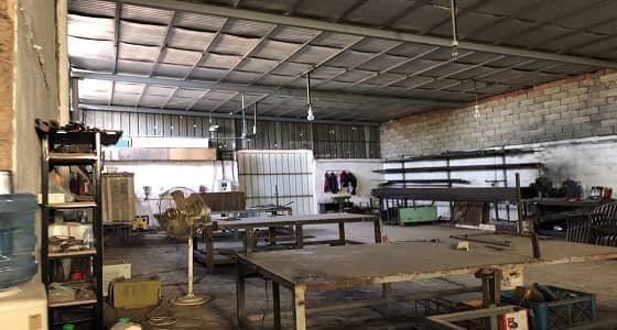 بالصور.. أمانة المدينة تضبط مستودع غير مرخص للمياه بالعاقول