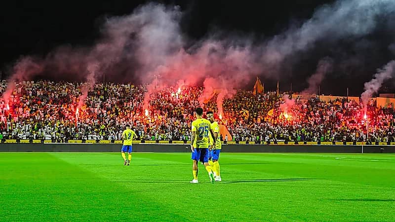 إزالة أي لافتة عليها اسم العالمي قبل انطلاق مباراة النصر والشباب