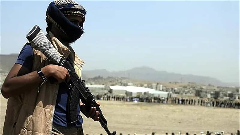 "ضغوط الحرب" تدفع حوثيًا لقتل والده!