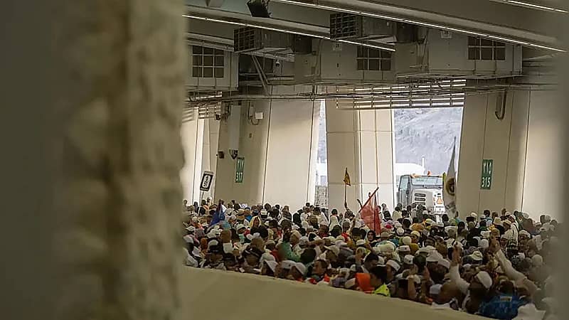 الحجاج يرمون الجمرات ثاني أيام التشريق والمتعجلون يتّجهون للمسجد الحرام لأداء طواف الوداع