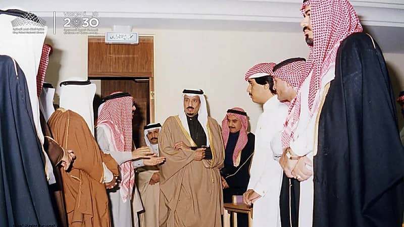 صور نادرة لخادم الحرمين أثناء زيارته لمكتبة الملك فهد الوطنية