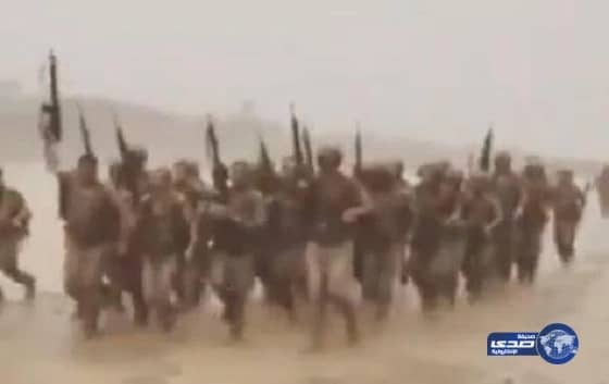 شاهد بالفيديو.. جنود الحد الجنوبي يتدربون تحت زخات المطر مرددين الأهازيج ‎