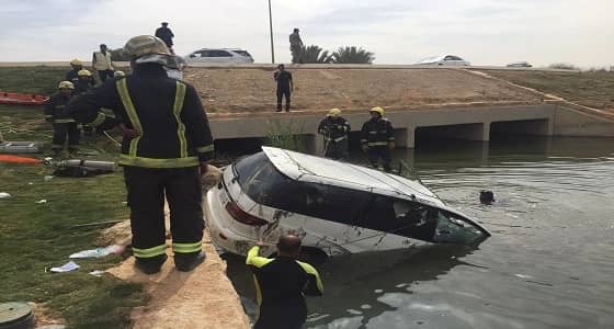 بالصور ..مصرع 3 في انقلاب سيارة في مجرى مياه بطريق الملك خالد