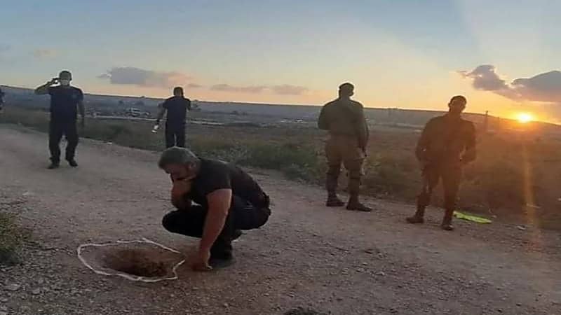 صحيفة إسرائيلية تسخر من دولة الاحتلال: أعمال بناء داخل إحدى غرف الاعتقال