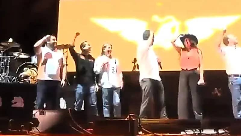 وفاة 5 أشخاص وإصابة آخرين في انهيار منصة بتجمع انتخابي بالمكسيك .. فيديو