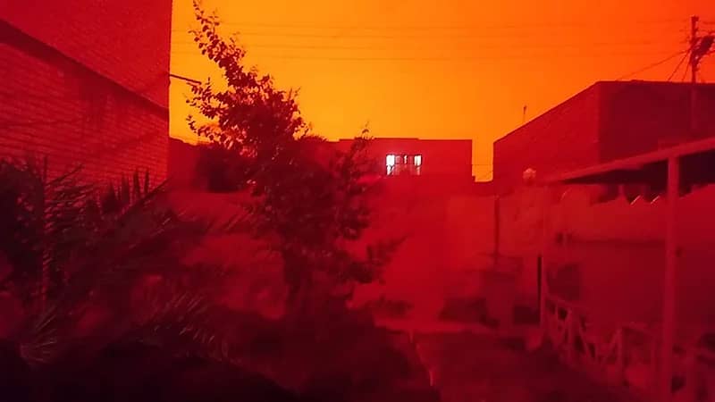 إطلاق اسم "حمراء " على العاصفة الرملية التي تضرب المملكة اليوم