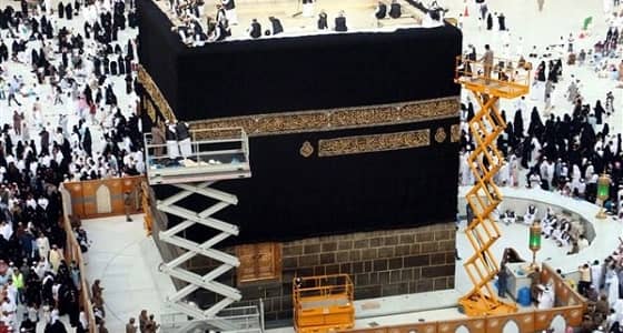 بالفيديو والصور.. بدء مراسم استبدال كسوة الكعبة المشرفة