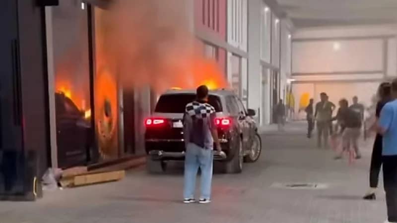 اشتعال حريق في سيارة الإعلامي أنس بوخش.. فيديو