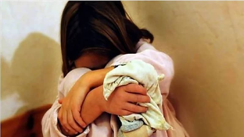 القبض على أب اعتدى على ابنته جنسيًا