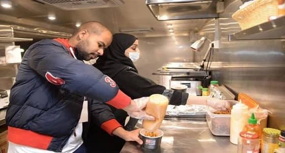 إقبال كثيف من الشباب على العمل في عربات الأطعمة المتنقلة بمهرجان " هلا سعودي "