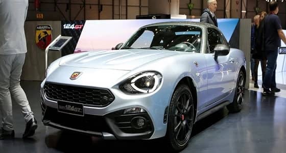 الكشف عن " فيات ابارث 124 سبايدر " بسقف صلب من ألياف الكربون