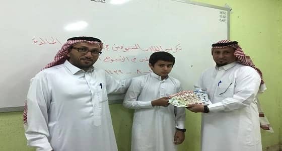 معلم يشجع الطلاب على الانضباط بمبالغ مالية من حسابه الخاص