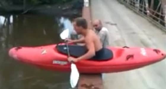 بالفيديو.. سقوط مروع لرجل في البحر بسبب غبائه