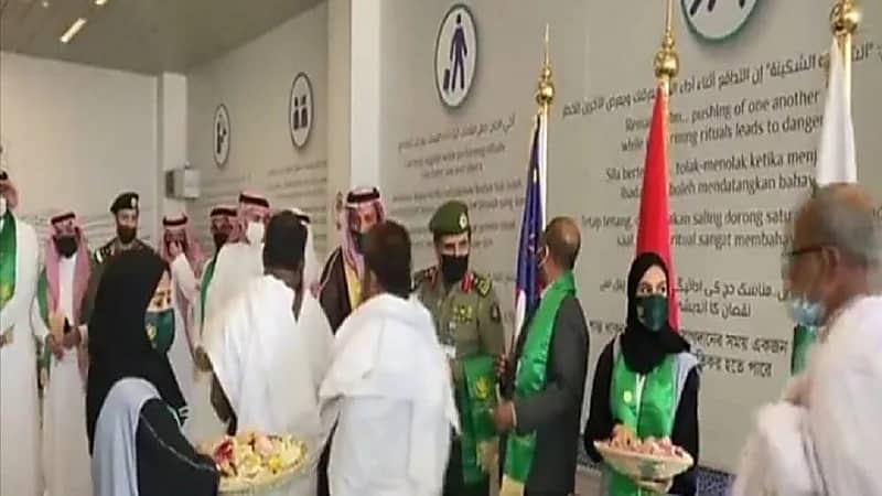 شاهد.. وصول أولى طلائع المستفيدين من مبادرة ”طريق مكة“ إلى المملكة