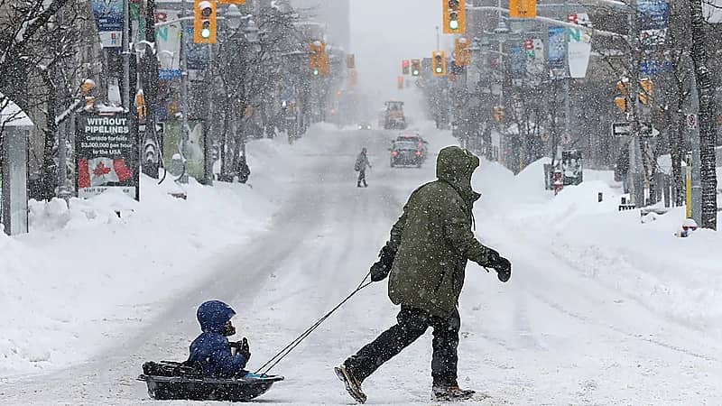 انقطاع الكهرباء عن أكثر من مليون شخص بسبب العواصف الثلجية الشديدة