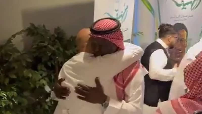 محمد عبدالجواد يبكي متأثرا بعد لقاء خالد مسعد .. فيديو