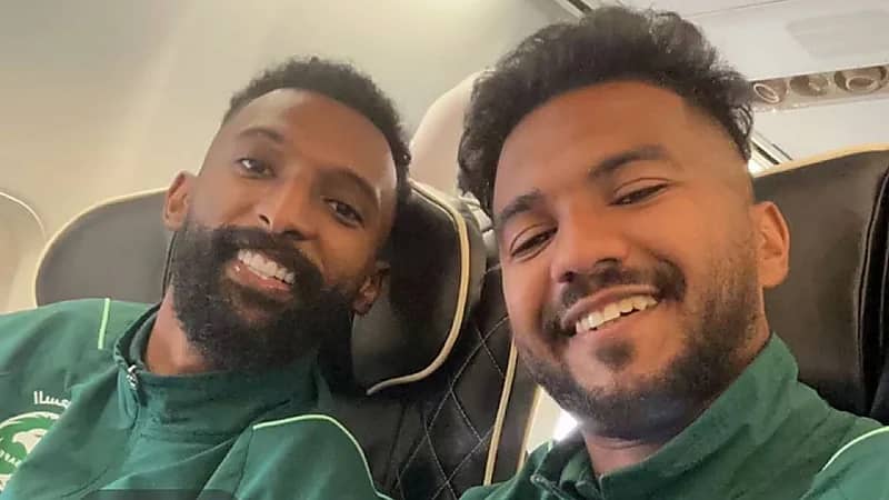 فراس البريكان برفقة الغنام أثناء مغادرة بعثة الأخضر للدوحة