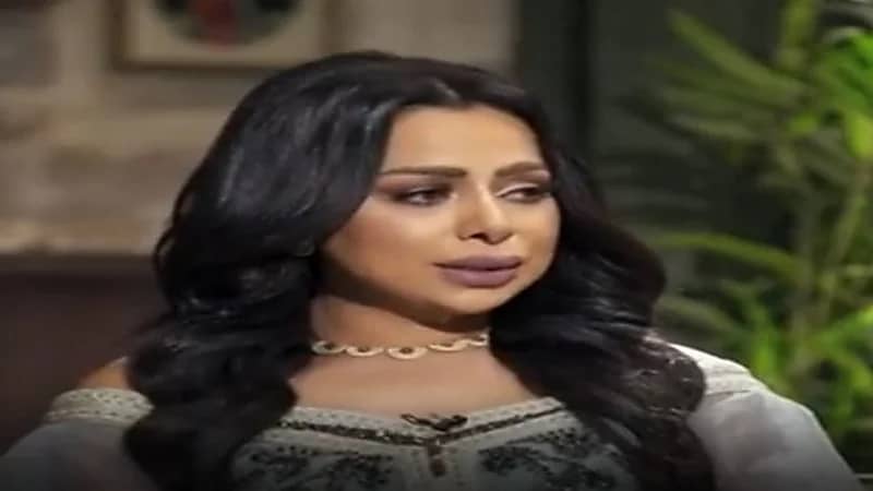 شاهد.. بكاء هند البلوشي على الهواء بعد ذكر الخلاف مع شقيقتها مرام 