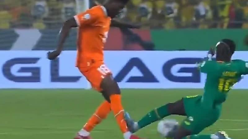 تدخل عنيف من ساديو ماني على لاعب ساحل العاج .. فيديو