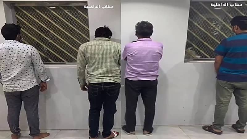 بالفيديو.. ضبط معملين متكاملين للخمور يديره 4 من الجنسية الهندية بالرياض