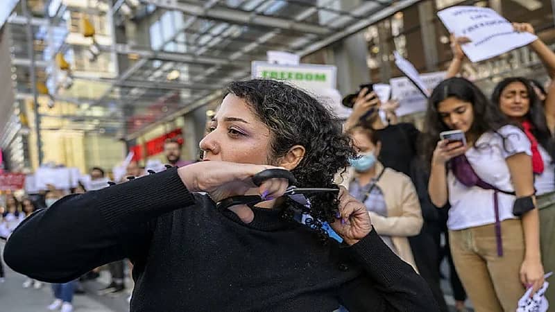 الإيرانيون يواصلون احتجاجاتهم ضد الملالي ويضرمون النار بمقر للباسيج