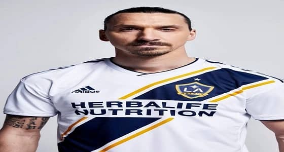 تفاصيل تنازل إبراهيموفيتش عن راتب خيالي مقابل الانضمام لجالكسي