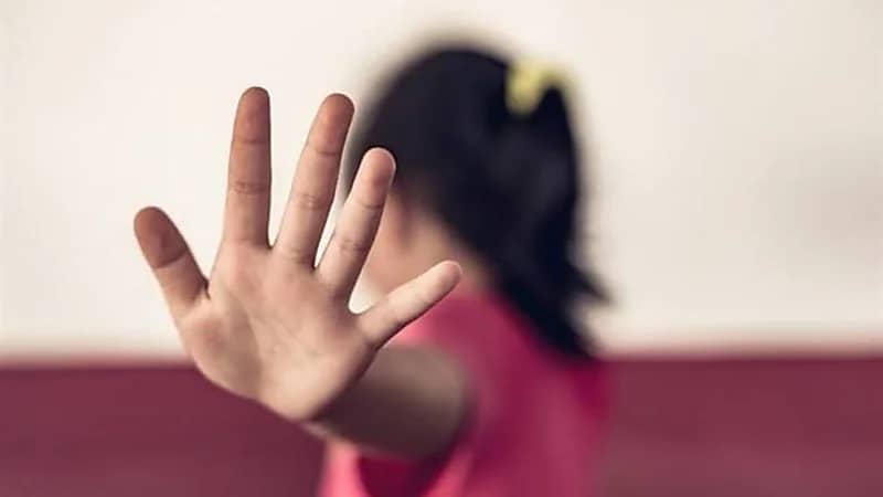 عامل يتحرش بطفلة داخل أحد المحلات 