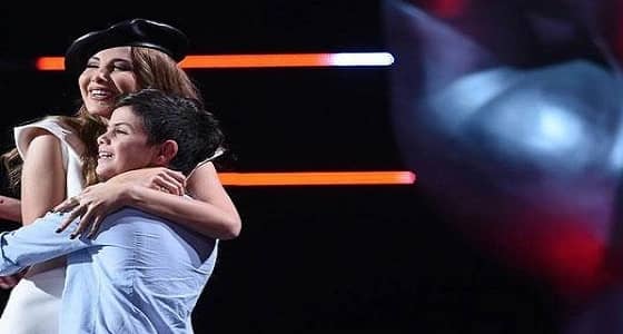 " تشابه لون العيون " .. طريقة نانسي عجرم لإقناع طفل لانضمام إلى فريقها